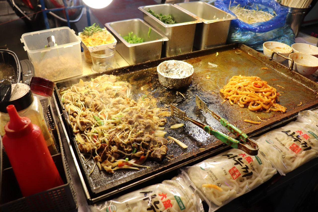 富平市場中豐富的夜市美食，小吃攤位人頭攢動